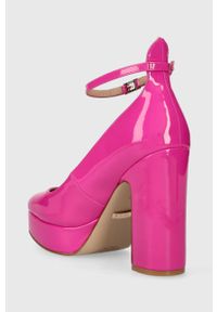 Guess czółenka TEMIS kolor różowy na słupku FL7TMS PAF08. Nosek buta: okrągły. Kolor: różowy. Materiał: skóra. Obcas: na słupku. Wysokość obcasa: średni #3