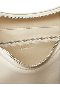 Calvin Klein Torebka Hardware Strap Hobo Shoulder Bag K60K613031 Biały. Kolor: biały. Materiał: skórzane #4