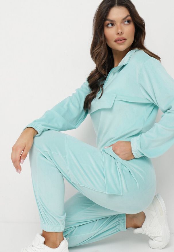 Born2be - Jasnoniebieski Welurowy Komplet Dresowy Bluza z Ozdobną Kieszenią i Luźne Spodnie z Kieszeniami Whisperia. Kolor: niebieski. Materiał: dresówka, welur