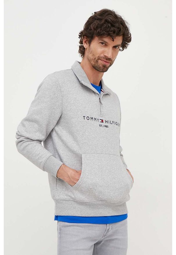 TOMMY HILFIGER - Tommy Hilfiger bluza męska kolor szary z nadrukiem. Kolor: szary. Materiał: bawełna. Długość: krótkie. Wzór: nadruk