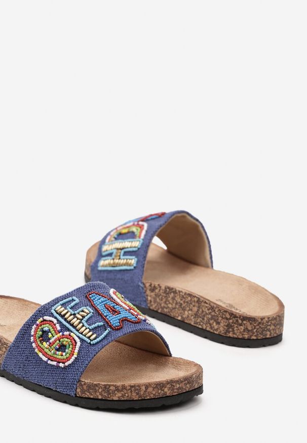 Born2be - Niebieskie Płaskie Klapki na Podeszwie Imitującej Korek z Naszywką Buremia. Okazja: na co dzień. Kolor: niebieski. Materiał: jeans. Wzór: aplikacja. Sezon: lato. Styl: casual, boho