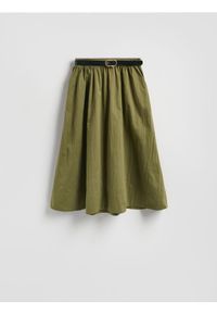 Reserved - Spódnica midi z paskiem - ciemnozielony. Kolor: zielony. Materiał: tkanina. Wzór: gładki