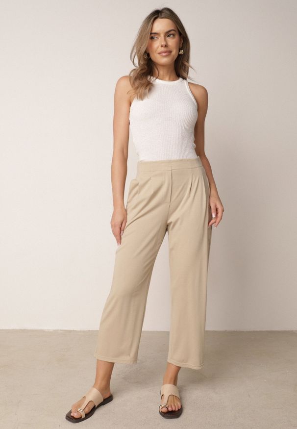 Born2be - Beżowe Spodnie z Eleganckimi Zakładkami i Nogawkami o Długości 3/4 Dorasea. Okazja: do pracy, na co dzień. Kolekcja: plus size. Kolor: beżowy. Styl: elegancki