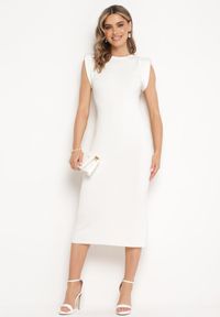 Born2be - Biała Sukienka Bodycon z Prążkowanej Dzianiny z Rozcięciem Roleria. Okazja: na co dzień. Kolor: biały. Materiał: dzianina, prążkowany. Długość rękawa: bez rękawów. Typ sukienki: bodycon. Styl: elegancki, casual