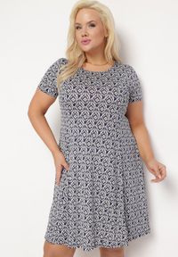Born2be - Granatowo-Biała Rozkloszowana Sukienka z Wiskozy Krótkim Rękawem i Mozaikowym Printem Hyacina. Kolor: niebieski. Materiał: wiskoza. Długość rękawa: krótki rękaw. Wzór: nadruk. Sezon: lato. Styl: wakacyjny #1