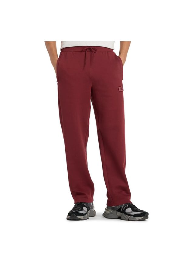 Spodnie męskie New Balance MP53501MHB - bordowe. Kolor: czerwony. Materiał: materiał, dresówka, tkanina, skóra, poliester