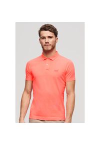 Koszulka polo z dżerseju Superdry Essential Logo. Typ kołnierza: polo. Kolor: różowy. Materiał: jersey. Styl: elegancki