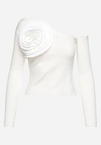 Born2be - Biała Asymetryczna Bluzka na Jedno Ramię z Aplikacją w Kształcie Kwiatu Liesara. Okazja: na co dzień. Kolor: biały. Materiał: jeans. Wzór: aplikacja, kwiaty. Styl: wizytowy, casual