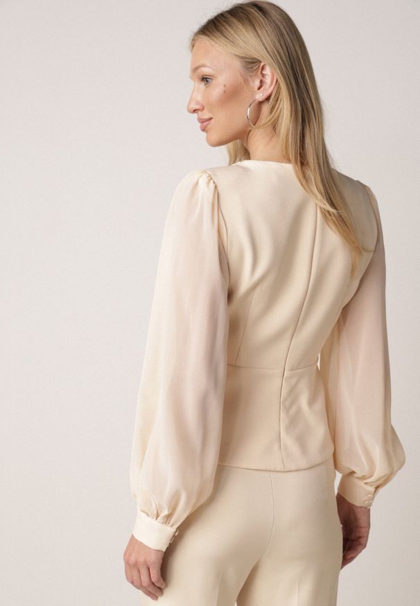 Born2be - Beżowa Bluzka Kopertowa VICES z Dekoltem V Bufiastymi Rękawkami i Zaakcentowanymi Ramionami Tine. Okazja: na komunię, na co dzień. Typ kołnierza: dekolt w kształcie V. Kolor: beżowy. Materiał: jeans. Długość rękawa: krótki rękaw. Styl: casual, elegancki