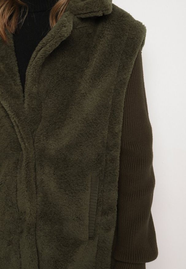 Born2be - Zielony Futrzany Płaszcz z Dzianinowymi Rękawami Ravienna. Okazja: na co dzień. Kolor: zielony. Materiał: dzianina, futro. Styl: casual, elegancki