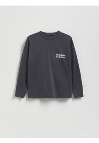 Reserved - Bawełniany longsleeve z nadrukiem - ciemnoszary. Kolor: szary. Materiał: bawełna. Długość rękawa: długi rękaw. Wzór: nadruk
