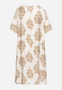 Born2be - Ciemnobeżowa Pudełkowa Sukienka z Wiskozy Ozdobiona Geometrycznym Wzorem Emilavie. Okazja: na co dzień. Typ kołnierza: dekolt w kształcie V. Kolor: beżowy. Materiał: wiskoza. Wzór: aplikacja, geometria. Typ sukienki: proste. Styl: klasyczny, casual, elegancki #3