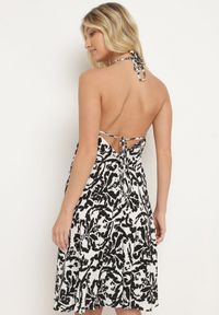 Born2be - Czarno-Biała Rozkloszowana Sukienka na Ramiączkach Wiązana na Szyi z Dekoltem w Serek Beviana. Okazja: na co dzień. Typ kołnierza: dekolt w serek. Kolor: czarny. Materiał: skóra, bawełna, materiał. Długość rękawa: na ramiączkach. Styl: klasyczny, casual, elegancki #3