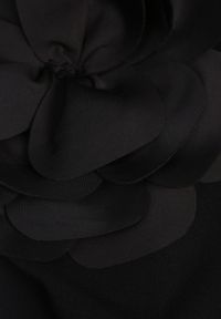 Renee - Czarna Bluzka z Wiskozy o Asymetrycznym Kroju z Aplikacją 3D z Kwiatem Cheleta. Okazja: na imprezę. Kolor: czarny. Materiał: wiskoza. Wzór: aplikacja, kwiaty #7