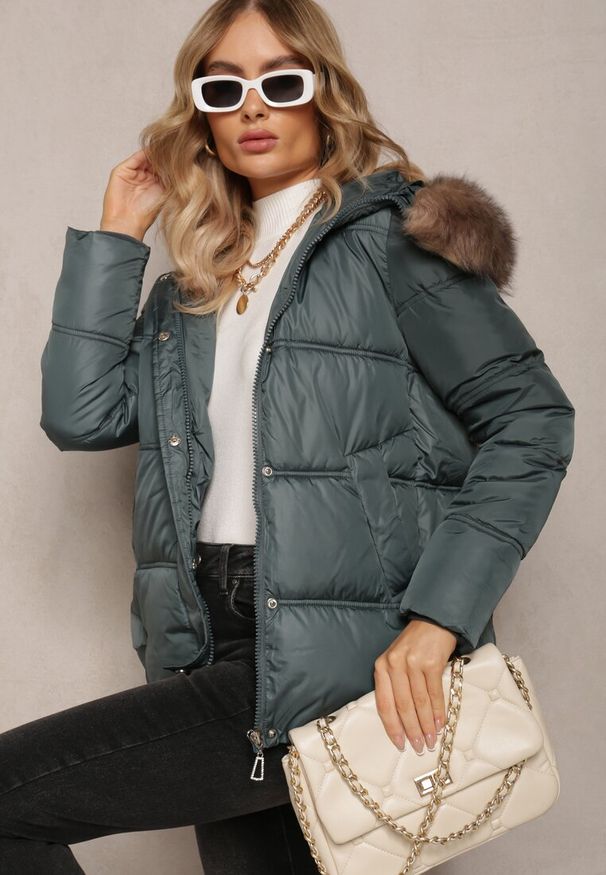 Renee - Zielona Kurtka Pikowana z Kapturem i Ozdobnym Futerkiem Mavuna. Okazja: na co dzień. Typ kołnierza: kaptur. Kolor: zielony. Materiał: futro. Sezon: zima. Styl: casual, elegancki