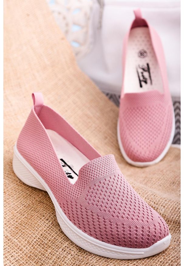 Casu - różowe buty sportowe wsuwane slip on casu 11004-9. Zapięcie: bez zapięcia. Kolor: różowy. Styl: sportowy