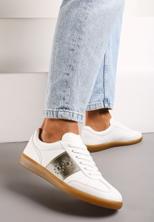 Renee - Biało-Złote Sneakersy na Płaskiej Podeszwie z Wiązaniem i Ozdobną Wstawką Drukesti. Nosek buta: okrągły. Zapięcie: sznurówki. Kolor: biały. Materiał: materiał. Obcas: na płaskiej podeszwie. Wysokość obcasa: niski