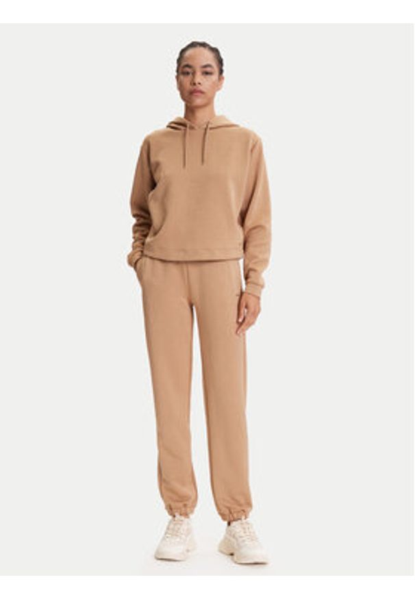 Guess Spodnie dresowe V5YB06 KBSL2 Beżowy Regular Fit. Kolor: beżowy. Materiał: syntetyk