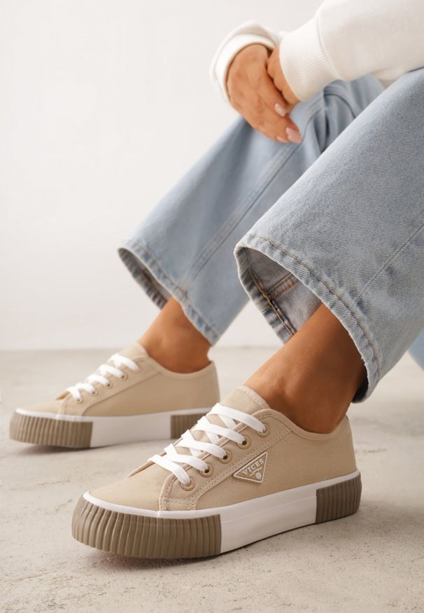 Renee - Beżowe Trampki VICES na Żłobionej Platformie Zdobione Trójkątną Aplikacją Lorerina. Nosek buta: okrągły. Zapięcie: sznurówki. Kolor: beżowy. Materiał: materiał. Wzór: aplikacja. Obcas: na platformie. Wysokość obcasa: niski