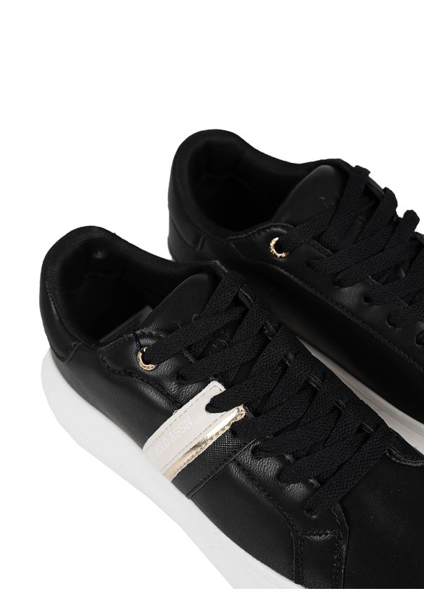 U.S. Polo Assn. Sneakersy "Helis011" | Helis011 | Kobieta | Czarny. Kolor: czarny. Materiał: skóra ekologiczna. Wzór: aplikacja