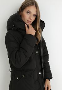 Born2be - Czarna Kurtka Pikowana z Paskiem Jalogi. Okazja: na co dzień. Typ kołnierza: komin. Kolor: czarny. Materiał: wełna, materiał. Długość rękawa: długi rękaw. Długość: długie. Sezon: zima. Styl: casual #1