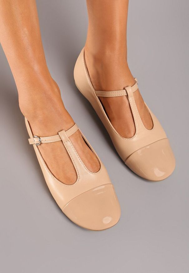 Born2be - Beżowe Płaskie Balerinki Ozdobione Paskiem na Sprzączkę z Lakierowanym Noskiem Lerivana. Okazja: do pracy, na co dzień. Zapięcie: pasek. Kolor: beżowy. Materiał: lakier. Wzór: aplikacja. Styl: elegancki, casual