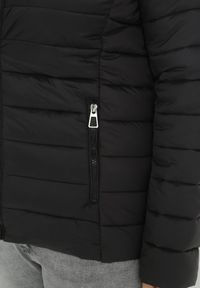 Born2be - Czarna Kurtka Pikowana Stelle. Okazja: na co dzień. Kolekcja: plus size. Kolor: czarny. Długość: długie. Wzór: gładki. Materiał: materiał, tkanina. Długość rękawa: długi rękaw. Sezon: zima, jesień. Styl: casual #4