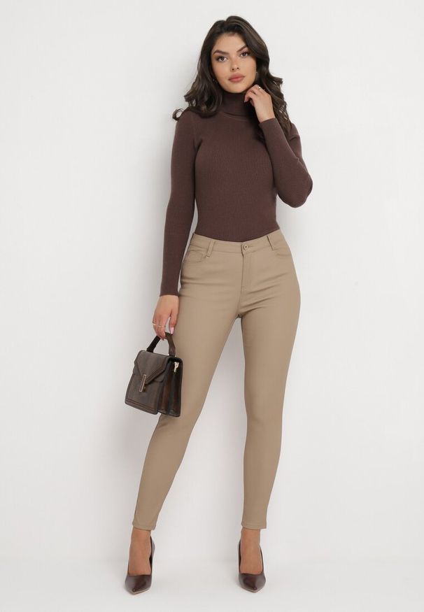 Born2be - Beżowe Spodnie Skinny z Imitacji Skóry Awileda. Okazja: do pracy, na co dzień, na spotkanie biznesowe. Kolor: beżowy. Materiał: skóra. Sezon: wiosna, zima, jesień. Styl: casual, rockowy, biznesowy