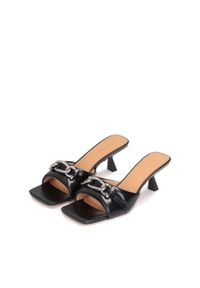 Kazar - Skórzane klapki na obcasie ozdobione łańcuszkiem. Okazja: na co dzień. Nosek buta: otwarty. Kolor: czarny. Materiał: skóra. Wzór: aplikacja. Obcas: na obcasie. Styl: elegancki, casual, klasyczny. Wysokość obcasa: średni #4