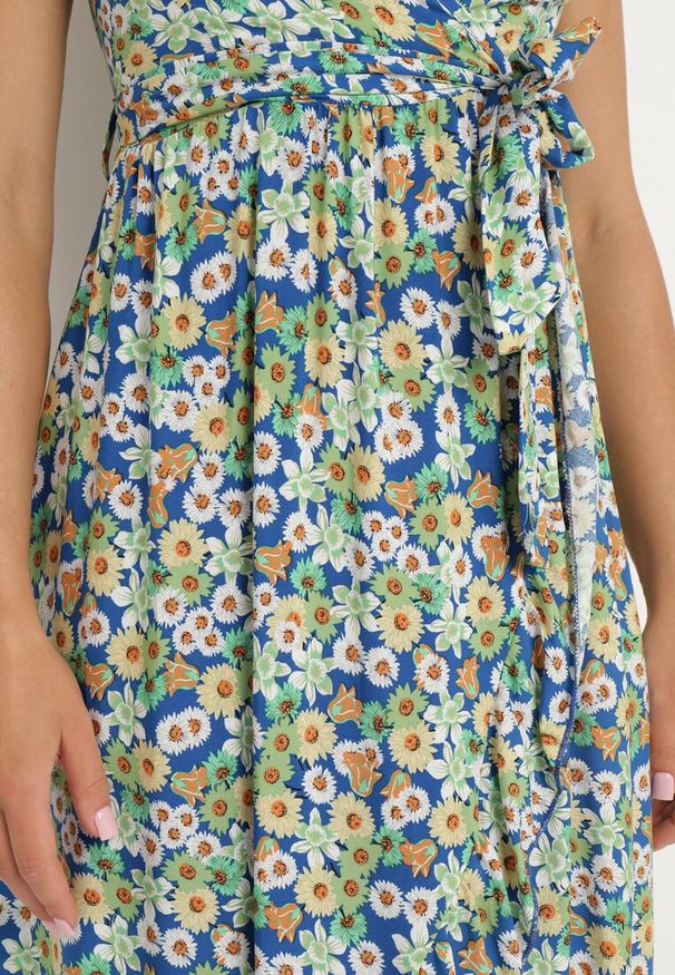 Born2be - Granatowa Bawełniana Sukienka na Ramiączkach z Kopertowym Dekoltem i Asymetrycznym Rozcięciem Xiloa. Okazja: na co dzień. Typ kołnierza: dekolt kopertowy. Kolor: niebieski. Materiał: bawełna. Długość rękawa: na ramiączkach. Wzór: aplikacja. Typ sukienki: asymetryczne, kopertowe. Styl: casual