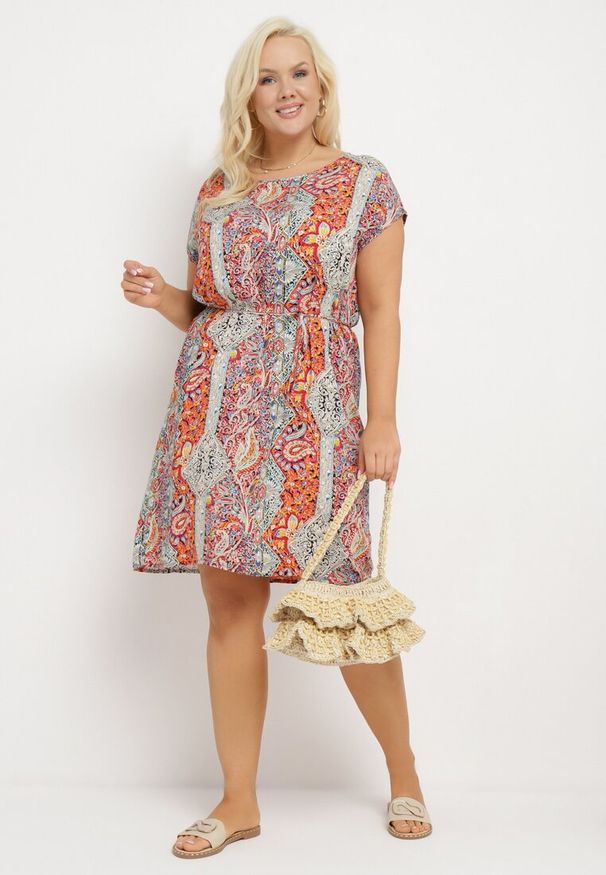 Born2be - Czerwono-Beżowa Wiskozowa Sukienka w Stylu Boho o Pudełkowym Kroju z Materiałowym Paskiem Neteri. Okazja: na co dzień. Kolor: czerwony. Materiał: wiskoza, materiał. Styl: boho