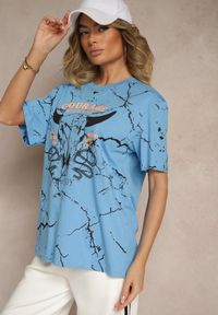 Renee - Jasnoniebieska Bawełniana Koszulka T-shirt z Nadrukiem Lanessae. Okazja: na co dzień, na imprezę. Kolor: niebieski. Materiał: bawełna. Wzór: nadruk. Styl: klasyczny, casual, elegancki