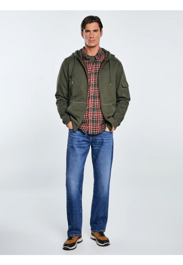 Big-Star - bluza męska rozpinana z kapturem khaki jagmur 303. Typ kołnierza: kaptur. Kolor: zielony. Wzór: ze splotem. Styl: sportowy, elegancki, klasyczny