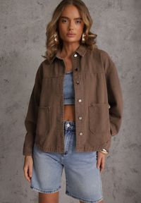 Renee - Brązowa Koszulowa Kurtka z Jeansu z Bawełny z Naszytymi Kieszeniami Giorriane. Okazja: na co dzień. Kolor: brązowy. Materiał: jeans, bawełna. Wzór: aplikacja. Styl: casual #6
