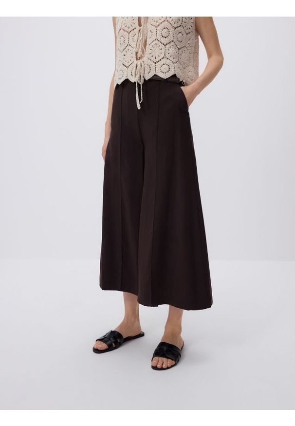 Reserved - Spodnie culotte z modalu - ciemnobrązowy. Kolor: brązowy