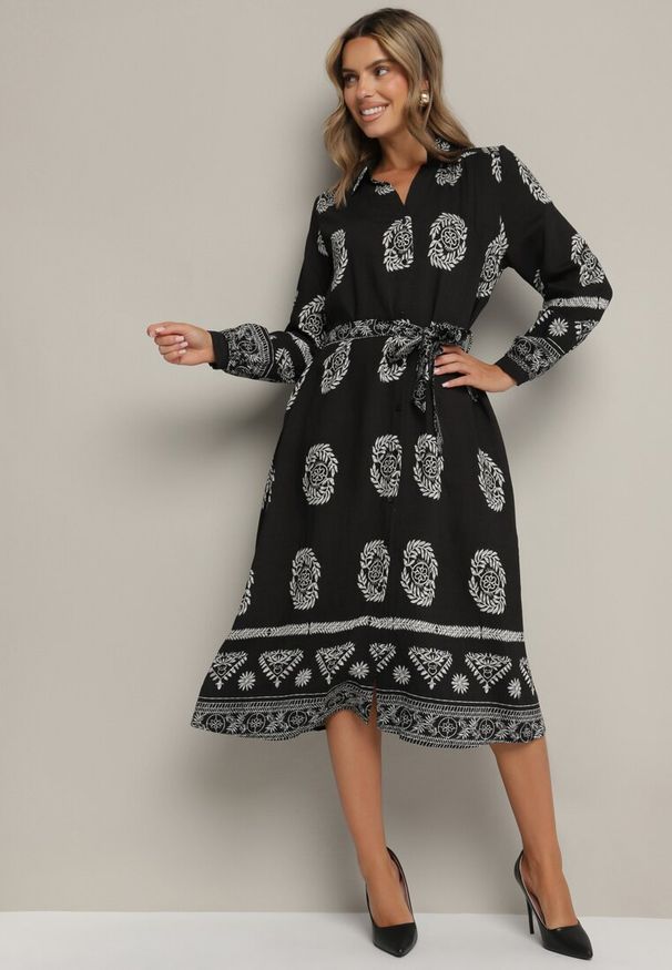 Born2be - Czarna Koszulowa Sukienka Ozdobiona Ornamentalnym Wzorem z Wiązanym Paskiem Roriola. Okazja: do pracy, na co dzień. Kolor: czarny. Materiał: wiskoza, tkanina, skóra. Wzór: aplikacja. Typ sukienki: koszulowe. Styl: elegancki, klasyczny, casual