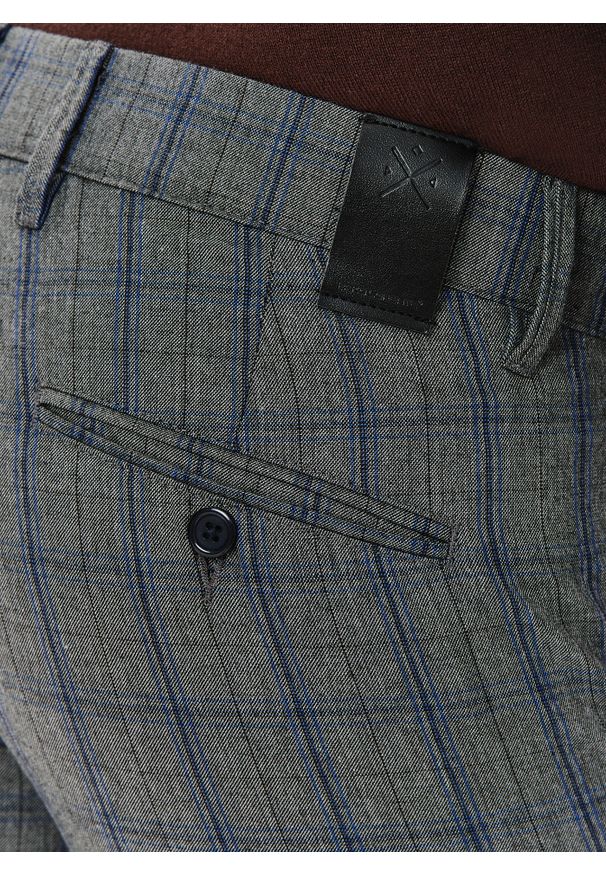 Pako Lorente - PAKO LORENTE – Szare spodnie męskie w niebieską kratę. Okazja: na co dzień. Kolor: szary, niebieski, wielokolorowy. Materiał: poliester, wiskoza. Styl: casual