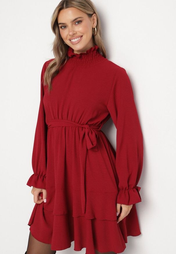 Born2be - Bordowa Sukienka z Falbanami i Marszczonym Golfem z Dodatkowym Wiązanym Paskiem Savelina. Okazja: na imprezę. Typ kołnierza: golf. Kolor: czerwony. Typ sukienki: rozkloszowane. Styl: elegancki, klasyczny