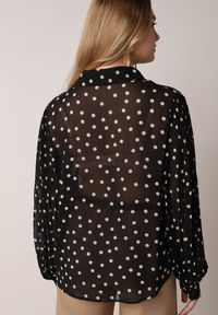 Born2be - Czarna Bawełniano-Wiskozowa Koszula w Groszki z Plisowanymi Rękawami Ronan. Okazja: na co dzień, na spotkanie biznesowe, do pracy. Kolor: czarny. Materiał: wiskoza, bawełna. Wzór: grochy. Styl: casual, biznesowy, klasyczny #4