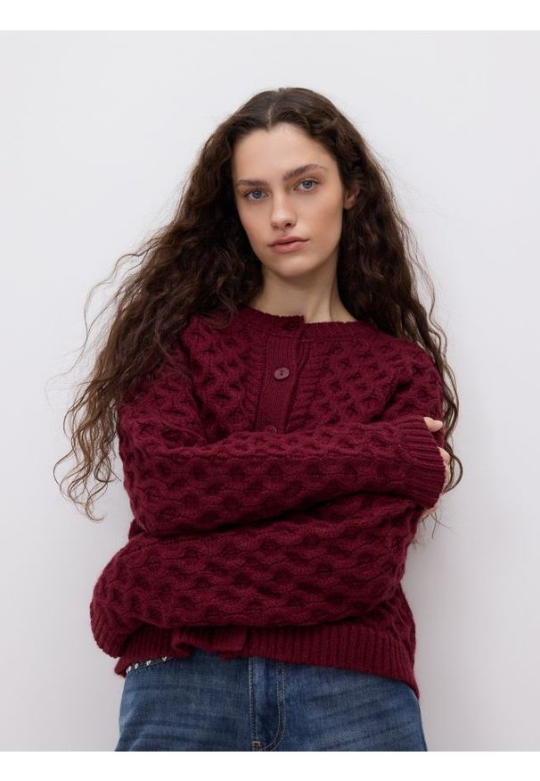 Reserved - Kardigan z ozdobnym splotem - karminowy. Kolor: czerwony. Materiał: dzianina. Wzór: ze splotem