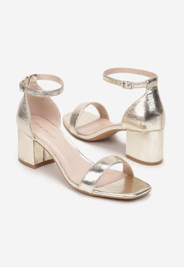 Born2be - Złote Sandały na Niskim Słupku ze Sprzączką Caraline. Okazja: na co dzień. Zapięcie: sprzączka. Kolor: złoty. Obcas: na słupku. Styl: casual