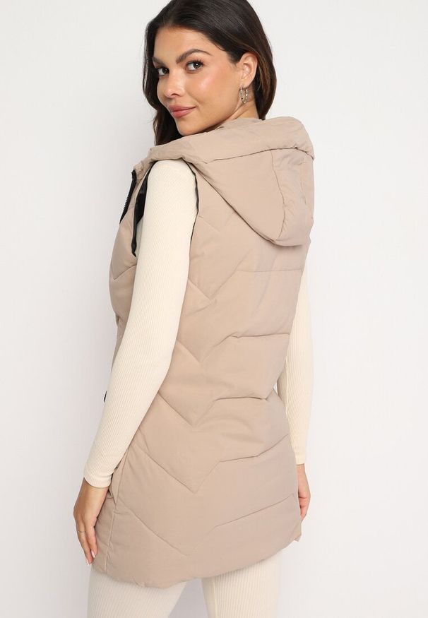 Born2be - Beżowa Długa Pikowana Kamizelka na Suwak z Kapturem Teriviana. Okazja: na co dzień, na spacer. Typ kołnierza: kaptur. Kolor: beżowy. Materiał: dzianina. Długość: długie. Styl: klasyczny, casual, sportowy