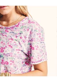 LOVE SHACK FANCY - Koszulka w kwiatowy wzór Calix. Kolor: fioletowy, różowy, wielokolorowy. Materiał: bawełna. Wzór: kwiaty. Styl: klasyczny