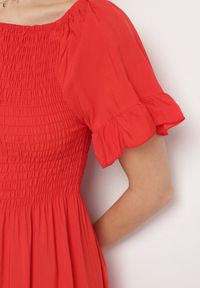 Born2be - Czerwona Bawełniana Sukienka o Kroju Hiszpanki z Elastyczną Górą Niloviria. Okazja: na co dzień. Typ kołnierza: dekolt hiszpanka. Kolor: czerwony. Materiał: bawełna. Długość rękawa: krótki rękaw. Styl: casual, klasyczny #6