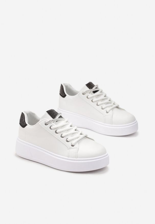Born2be - Biało-Czarne Sneakersy z Drobnymi Cyrkoniami na Języku i Zapiętku Amaviana. Kolor: biały. Wzór: aplikacja