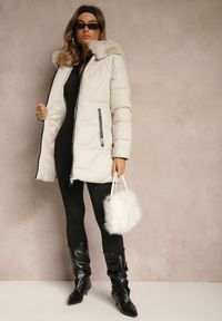 Renee - Biała Pikowana Kurtka o Taliowanym Kroju z Kapturem z Futrem Nalessia. Okazja: na co dzień. Typ kołnierza: kaptur. Kolor: biały. Materiał: futro. Styl: casual, klasyczny #3