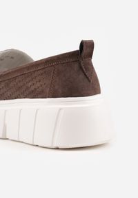 Born2be - Brązowe Skórzane Mokasyny na Grubej Podeszwie Zdobione Perforacją i Łańcuszkiem Ariuk. Okazja: do pracy, na co dzień. Kolor: brązowy. Materiał: skóra. Wzór: aplikacja. Styl: elegancki, casual #9