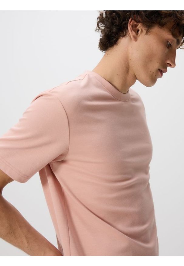 Reserved - Strukturalny t-shirt comfort fit - brudny róż. Kolor: różowy. Materiał: dzianina