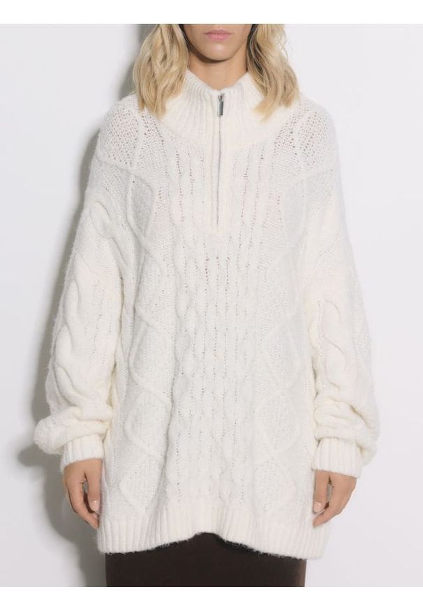 Reserved - Sweter z ozdobnym splotem - złamana biel. Materiał: dzianina. Wzór: ze splotem