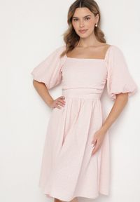 Born2be - Różowa Sukienka o Rozkloszowanym Kroju z Bufiastymi Rękawami Maradora. Okazja: na co dzień. Typ kołnierza: dekolt kwadratowy. Kolor: różowy. Styl: casual #4